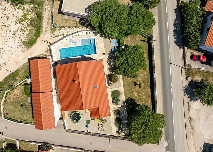 Family Oasis Zadarvillas Нин