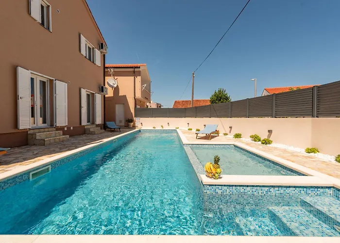 Family Oasis Zadarvillas נין